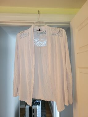 Cable & Gauge White Open-Front Lace-Shoulder Cardigan